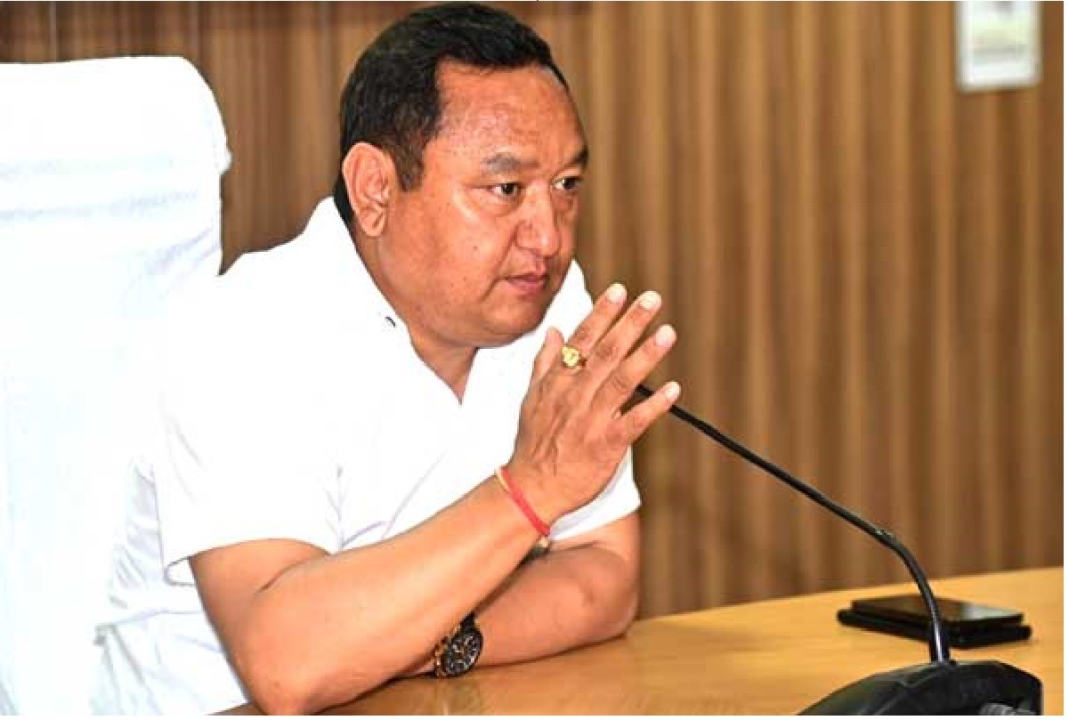 पिरूल से चमकेगी महिलाओं की किस्मत, संग्रहण केंद्रों पर लगेंगे आधुनिक प्लांट DM Dhiraj Singh Garbyal