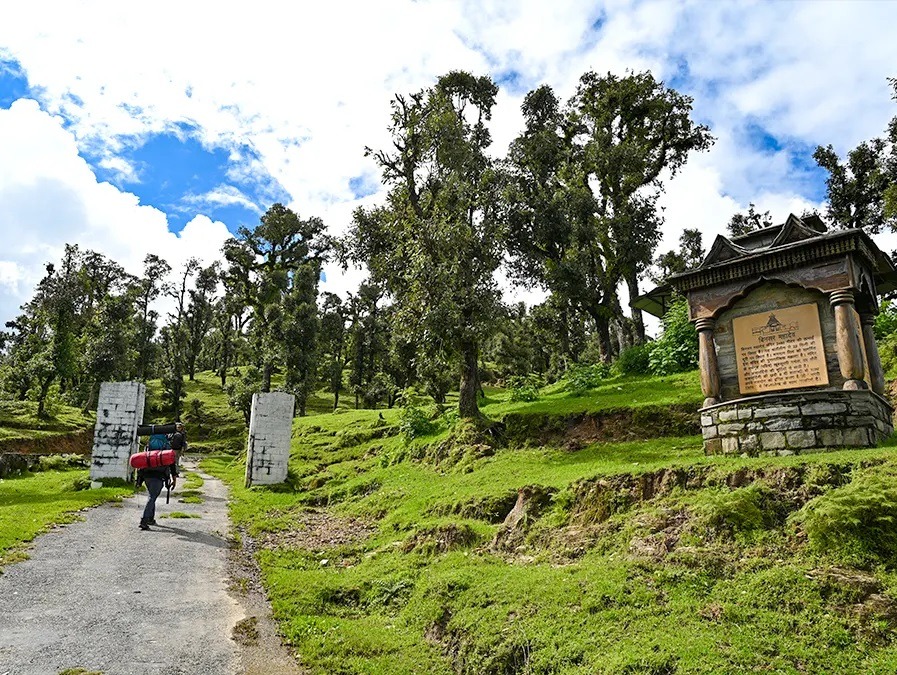 दूधातोली: बांज के घने जंगलों और मखमली बुग्यालों के बीच एक अनछुआ स्थान peethsain